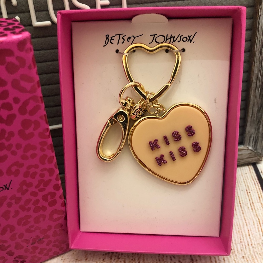 BETSEY JOHNSON KISS KISS Heart Keychain NWT